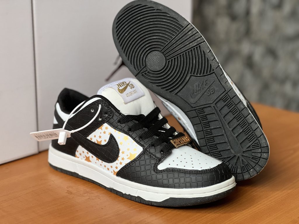 sb dunk low supreme nike